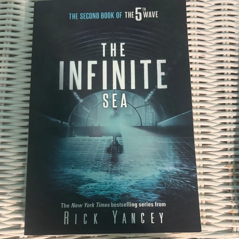 Book bundle of 2 - The 5th Wave and The Infinite Sea Books